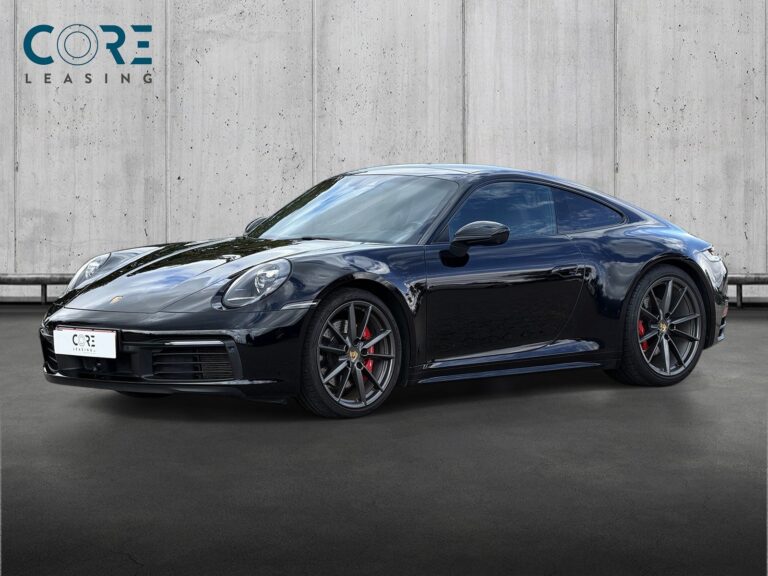 Sortmetal Porsche 911 Carrera S Coupé PDK fra 2019 parkeret foran en betonmur. CORE Leasing A/S er eksperter i Porsche leasing.