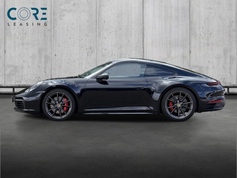 Sortmetal Porsche 911 Carrera S Coupé PDK fra 2019 parkeret foran en betonmur. CORE Leasing A/S er eksperter i Porsche leasing.