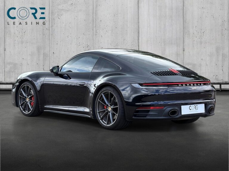 Sortmetal Porsche 911 Carrera S Coupé PDK fra 2019 parkeret foran en betonmur. CORE Leasing A/S er eksperter i Porsche leasing.