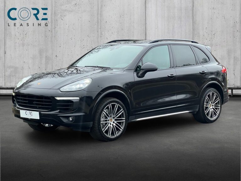 Sortmetal Porsche Cayenne S D Platinum Tiptr. fra 2018 parkeret foran en betonmur. CORE Leasing A/S er eksperter i Porsche leasing.