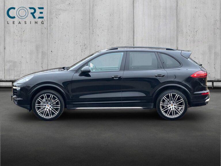 Sortmetal Porsche Cayenne S D Platinum Tiptr. fra 2018 parkeret foran en betonmur. CORE Leasing A/S er eksperter i Porsche leasing.