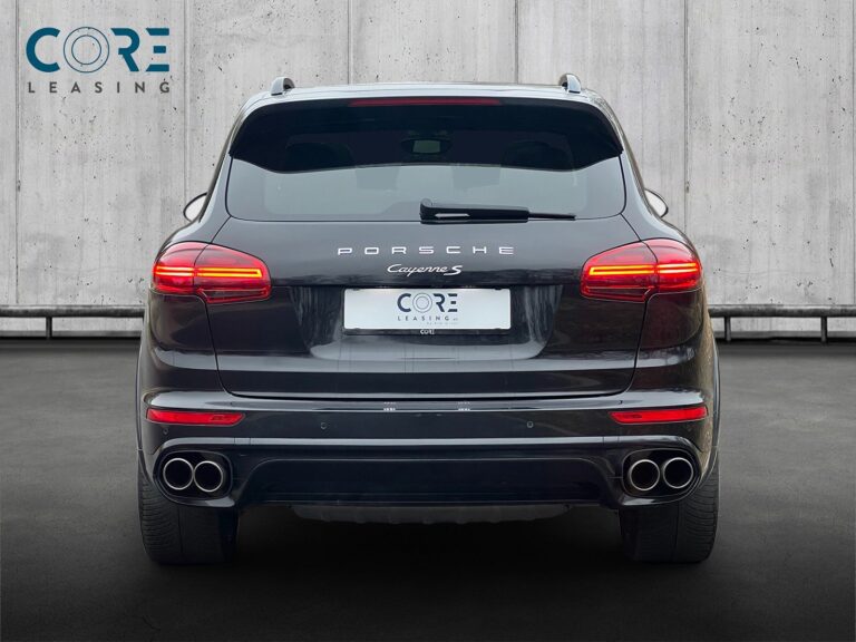 Sortmetal Porsche Cayenne S D Platinum Tiptr. fra 2018 parkeret foran en betonmur. CORE Leasing A/S er eksperter i Porsche leasing.