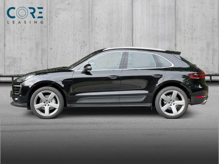 Sortmetal Porsche Macan S PDK fra 2017 parkeret foran en betonmur. CORE Leasing A/S er eksperter i Porsche leasing.