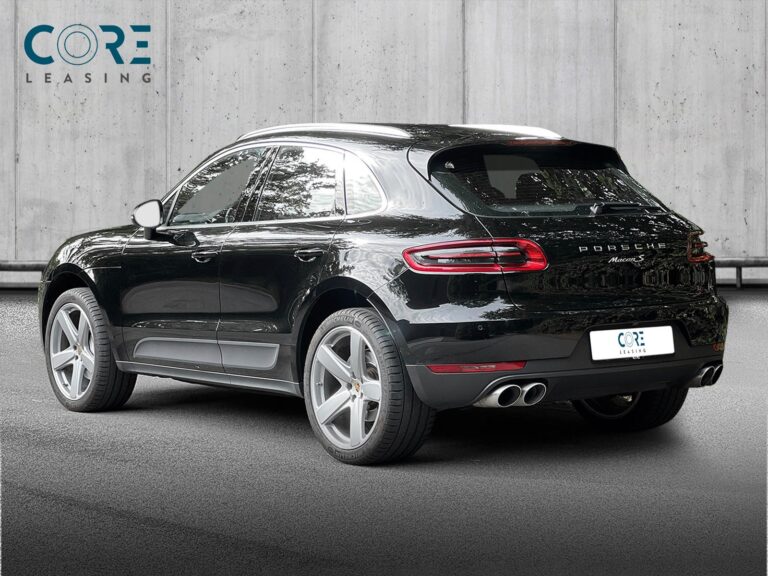 Sortmetal Porsche Macan S PDK fra 2017 parkeret foran en betonmur. CORE Leasing A/S er eksperter i Porsche leasing.