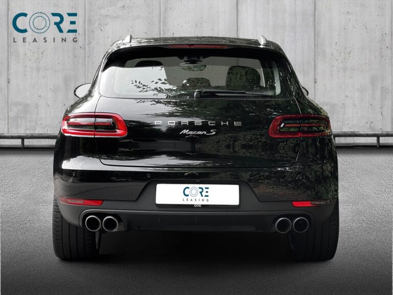 Sortmetal Porsche Macan S PDK fra 2017 parkeret foran en betonmur. CORE Leasing A/S er eksperter i Porsche leasing.