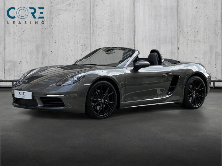 Gråmetal Porsche 718 Boxster PDK fra 2018 parkeret foran en betonmur. CORE Leasing A/S er eksperter i Porsche leasing.