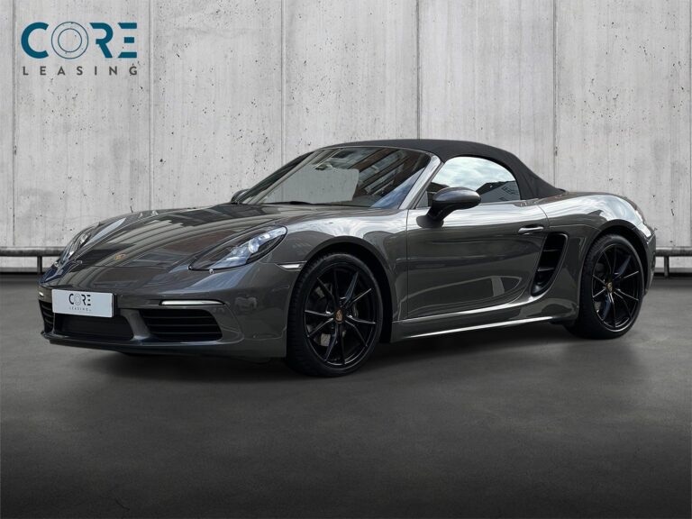 Gråmetal Porsche 718 Boxster PDK fra 2018 parkeret foran en betonmur. CORE Leasing A/S er eksperter i Porsche leasing.