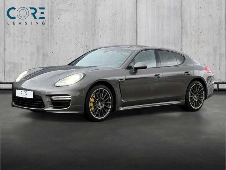 Gråmetal Porsche Panamera GTS PDK fra 2014 parkeret foran en betonmur. CORE Leasing A/S er eksperter i Porsche leasing.