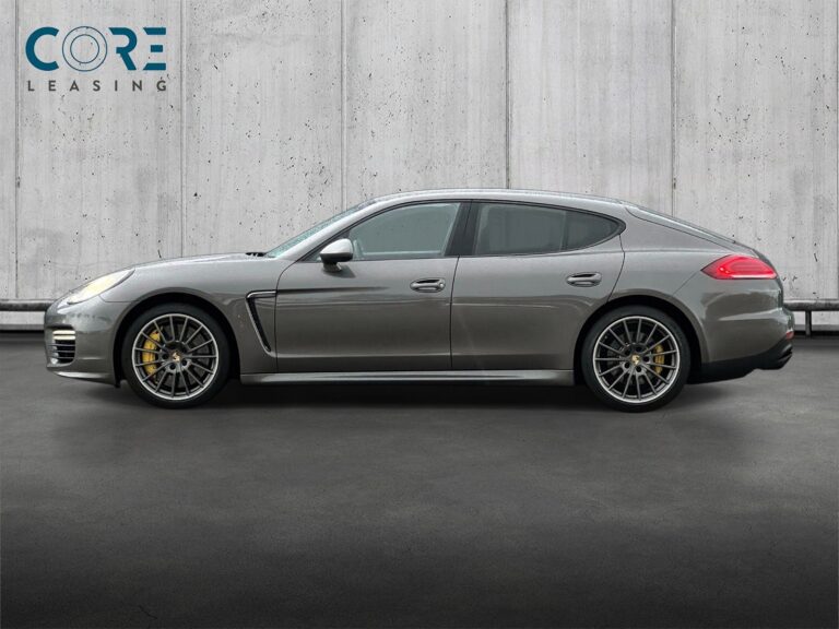 Gråmetal Porsche Panamera GTS PDK fra 2014 parkeret foran en betonmur. CORE Leasing A/S er eksperter i Porsche leasing.