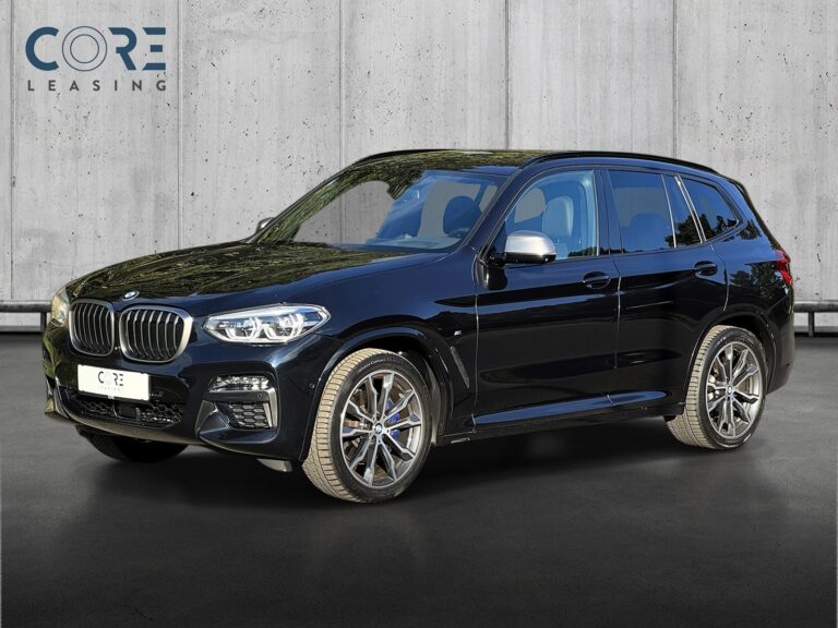 Sortmetal BMW X3 M40i Connected xDrive aut. fra 2020 parkeret foran en betonmur. CORE Leasing A/S er eksperter i BMW leasing.
