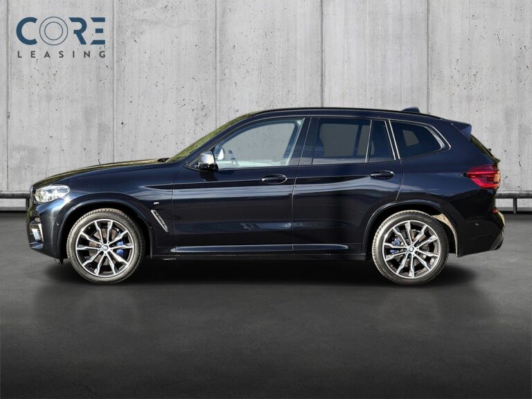 Sortmetal BMW X3 M40i Connected xDrive aut. fra 2020 parkeret foran en betonmur. CORE Leasing A/S er eksperter i BMW leasing.