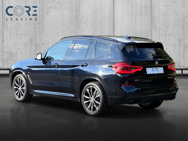 Sortmetal BMW X3 M40i Connected xDrive aut. fra 2020 parkeret foran en betonmur. CORE Leasing A/S er eksperter i BMW leasing.