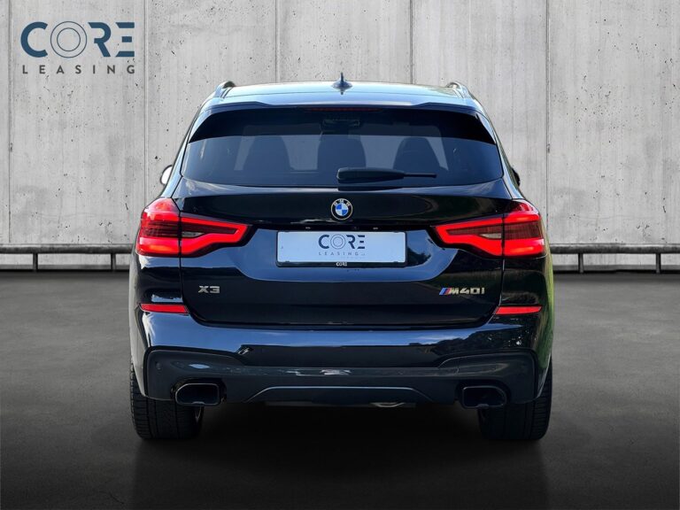 Sortmetal BMW X3 M40i Connected xDrive aut. fra 2020 parkeret foran en betonmur. CORE Leasing A/S er eksperter i BMW leasing.