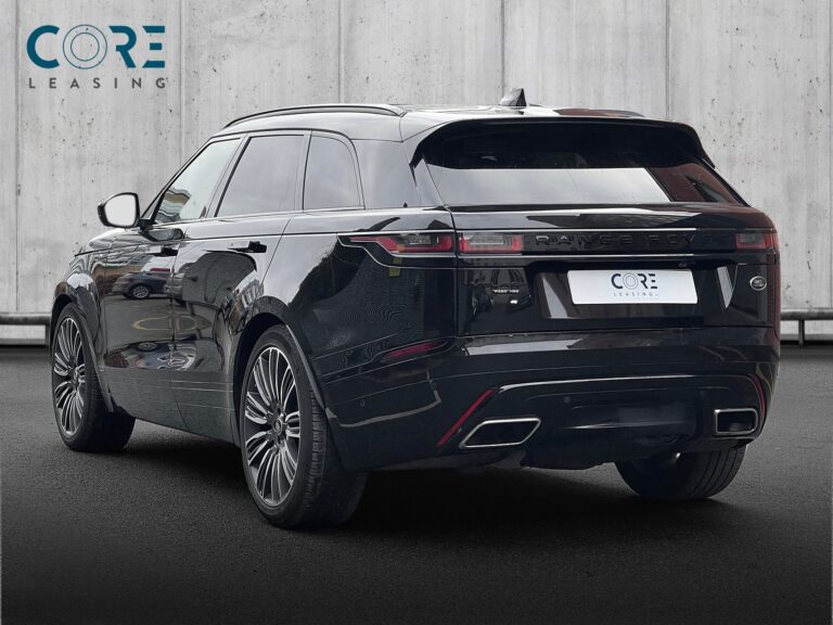 Sortmetal Land Rover Range Rover Velar P380 R-Dynamic HSE aut. fra 2018 parkeret foran en betonmur. CORE Leasing A/S er eksperter i Land Rover leasing.