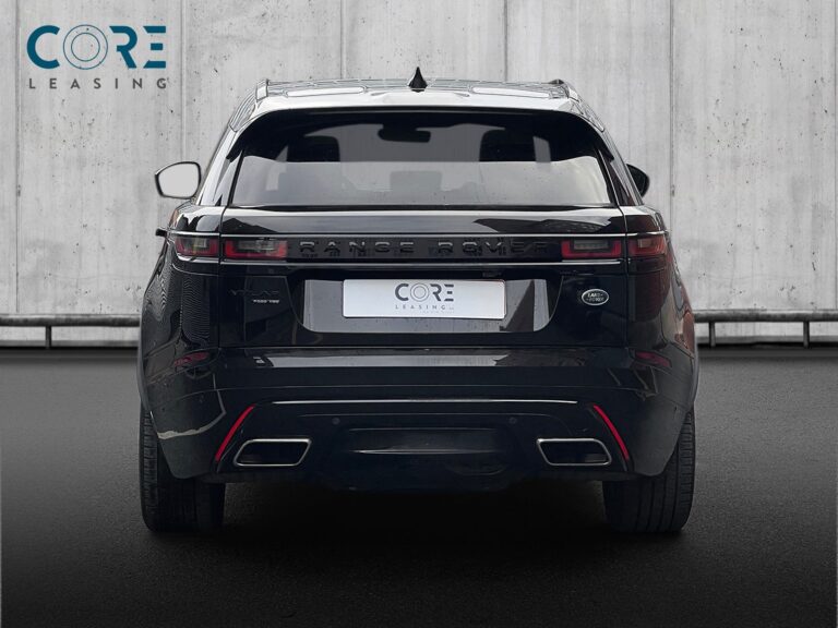 Sortmetal Land Rover Range Rover Velar P380 R-Dynamic HSE aut. fra 2018 parkeret foran en betonmur. CORE Leasing A/S er eksperter i Land Rover leasing.