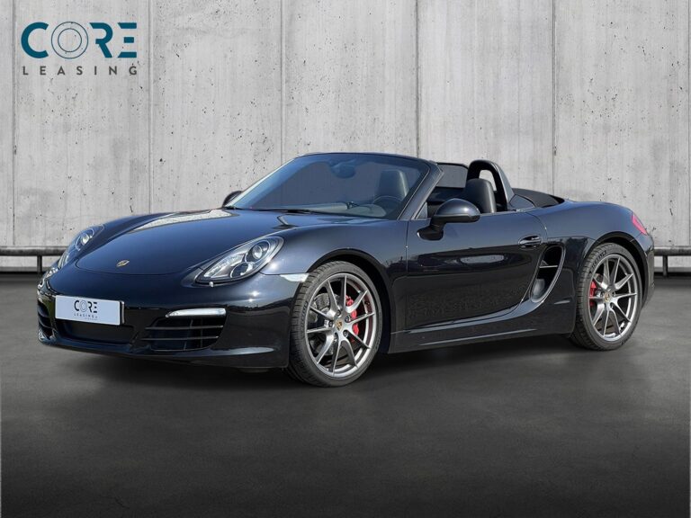 Sortmetal Porsche Boxster S PDK fra 2012 parkeret foran en betonmur. CORE Leasing A/S er eksperter i Porsche leasing.
