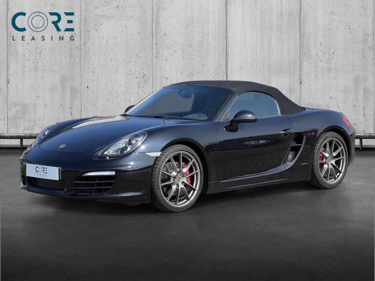 Sortmetal Porsche Boxster S PDK fra 2012 parkeret foran en betonmur. CORE Leasing A/S er eksperter i Porsche leasing.