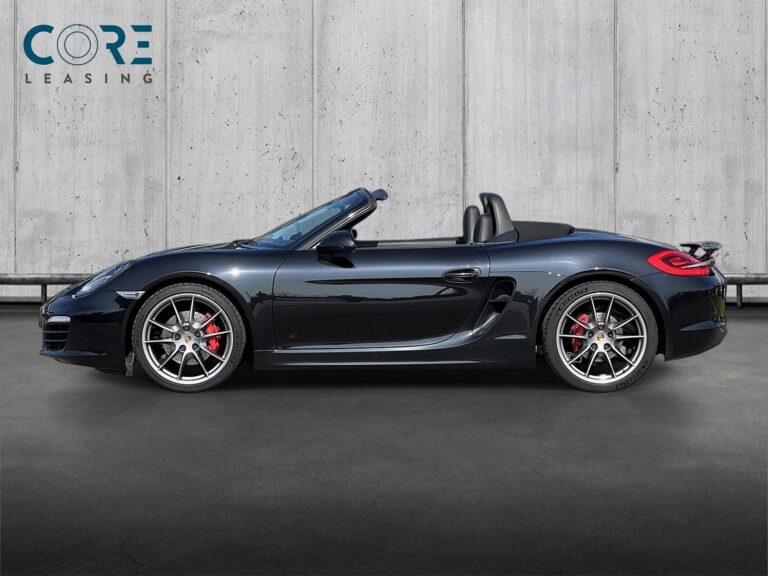 Sortmetal Porsche Boxster S PDK fra 2012 parkeret foran en betonmur. CORE Leasing A/S er eksperter i Porsche leasing.