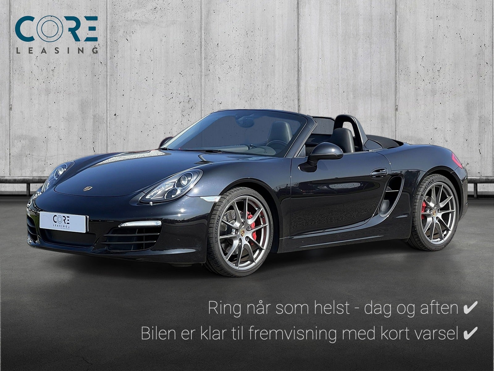 Sortmetal Porsche Boxster S PDK fra 2012 parkeret foran en betonmur. CORE Leasing A/S er eksperter i Porsche leasing.