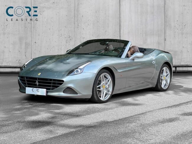 Sølvmetal Ferrari California T Handling Speciale F1 fra 2016 parkeret foran en betonmur. CORE Leasing A/S er eksperter i Ferrari leasing.