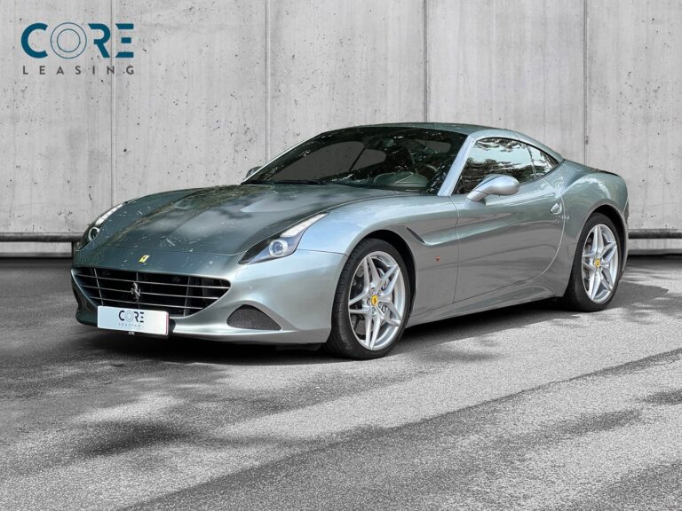 Sølvmetal Ferrari California T Handling Speciale F1 fra 2016 parkeret foran en betonmur. CORE Leasing A/S er eksperter i Ferrari leasing.