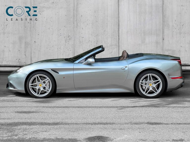 Sølvmetal Ferrari California T Handling Speciale F1 fra 2016 parkeret foran en betonmur. CORE Leasing A/S er eksperter i Ferrari leasing.