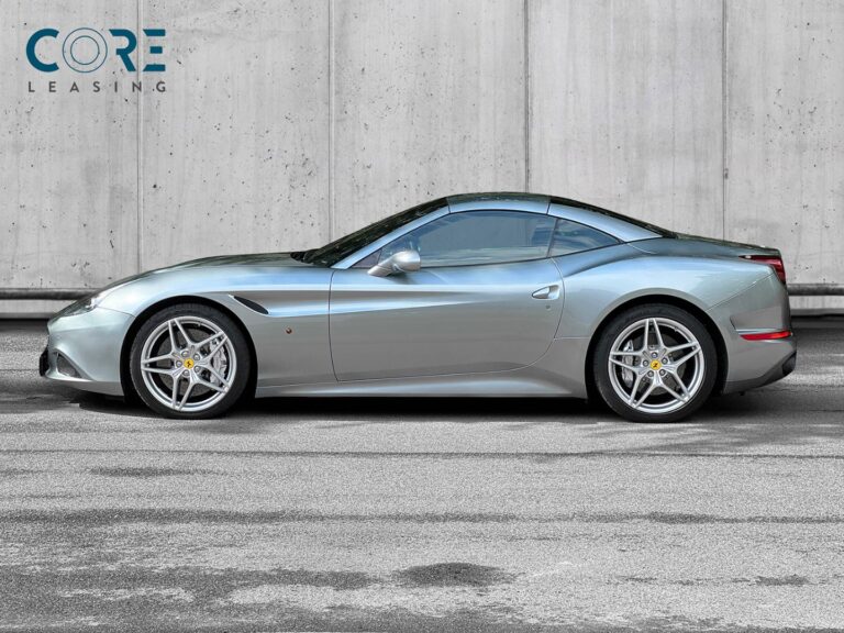 Sølvmetal Ferrari California T Handling Speciale F1 fra 2016 parkeret foran en betonmur. CORE Leasing A/S er eksperter i Ferrari leasing.
