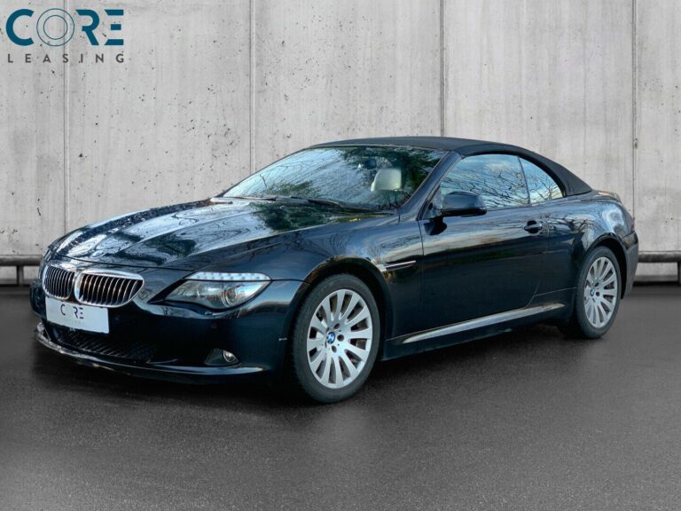 Sortmetal BMW 650i Cabriolet Steptr. fra 2010 parkeret foran en betonmur. CORE Leasing A/S er eksperter i BMW leasing.