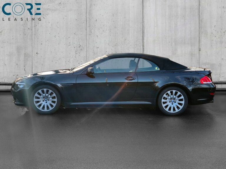 Sortmetal BMW 650i Cabriolet Steptr. fra 2010 parkeret foran en betonmur. CORE Leasing A/S er eksperter i BMW leasing.