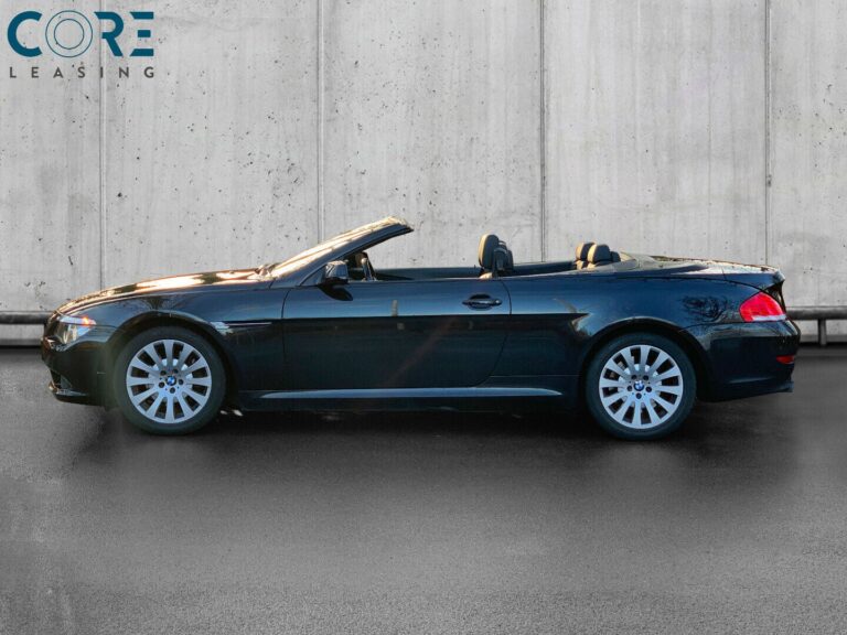 Sortmetal BMW 650i Cabriolet Steptr. fra 2010 parkeret foran en betonmur. CORE Leasing A/S er eksperter i BMW leasing.