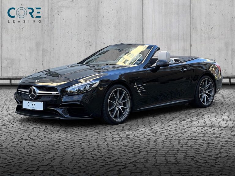 Sortmetal Mercedes SL63 AMG aut. fra 2017 parkeret foran en betonmur. CORE Leasing A/S er eksperter i Mercedes leasing.