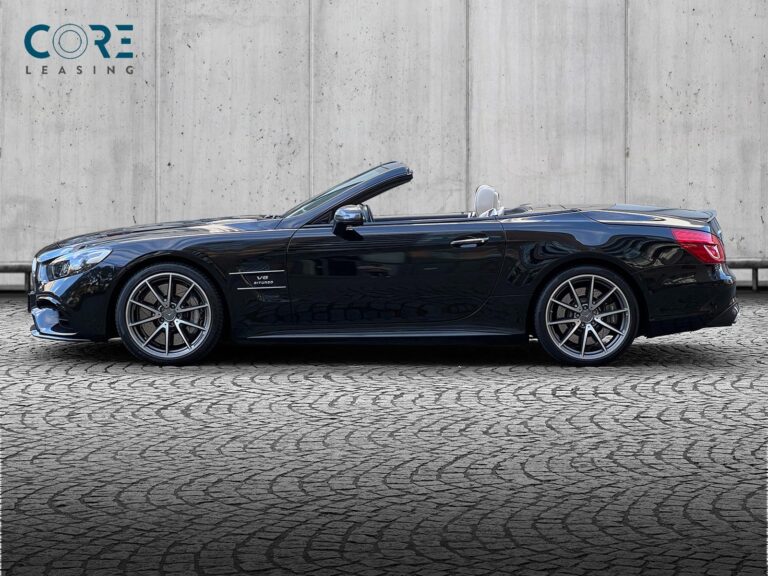 Sortmetal Mercedes SL63 AMG aut. fra 2017 parkeret foran en betonmur. CORE Leasing A/S er eksperter i Mercedes leasing.