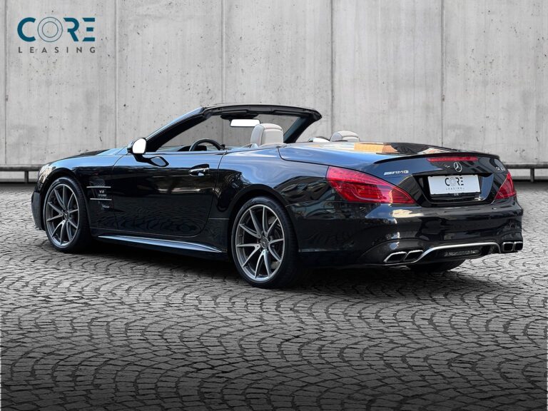 Sortmetal Mercedes SL63 AMG aut. fra 2017 parkeret foran en betonmur. CORE Leasing A/S er eksperter i Mercedes leasing.