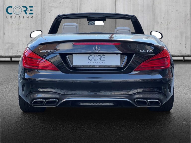 Sortmetal Mercedes SL63 AMG aut. fra 2017 parkeret foran en betonmur. CORE Leasing A/S er eksperter i Mercedes leasing.