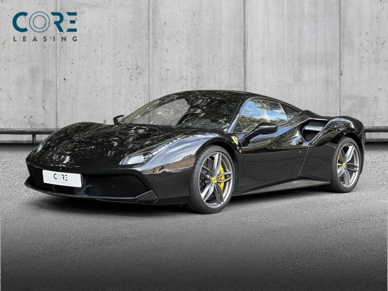 Sortmetal Ferrari 488 GTB DCT fra 2016 parkeret foran en betonmur. CORE Leasing A/S er eksperter i Ferrari leasing.