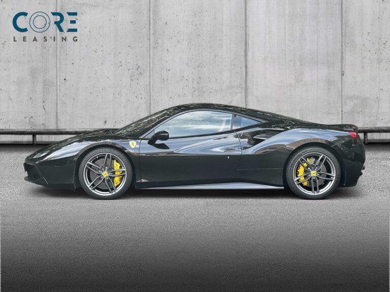 Sortmetal Ferrari 488 GTB DCT fra 2016 parkeret foran en betonmur. CORE Leasing A/S er eksperter i Ferrari leasing.