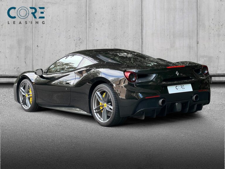 Sortmetal Ferrari 488 GTB DCT fra 2016 parkeret foran en betonmur. CORE Leasing A/S er eksperter i Ferrari leasing.