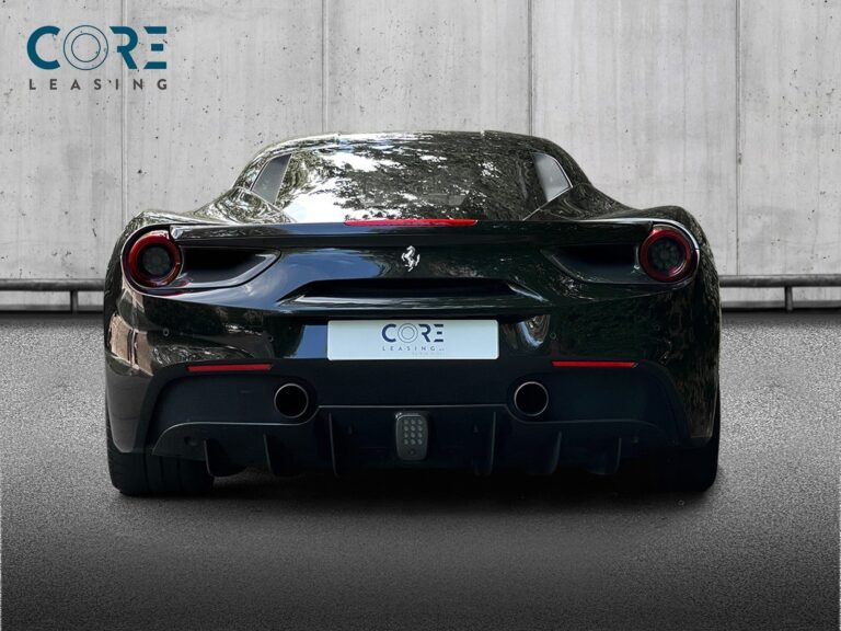 Sortmetal Ferrari 488 GTB DCT fra 2016 parkeret foran en betonmur. CORE Leasing A/S er eksperter i Ferrari leasing.