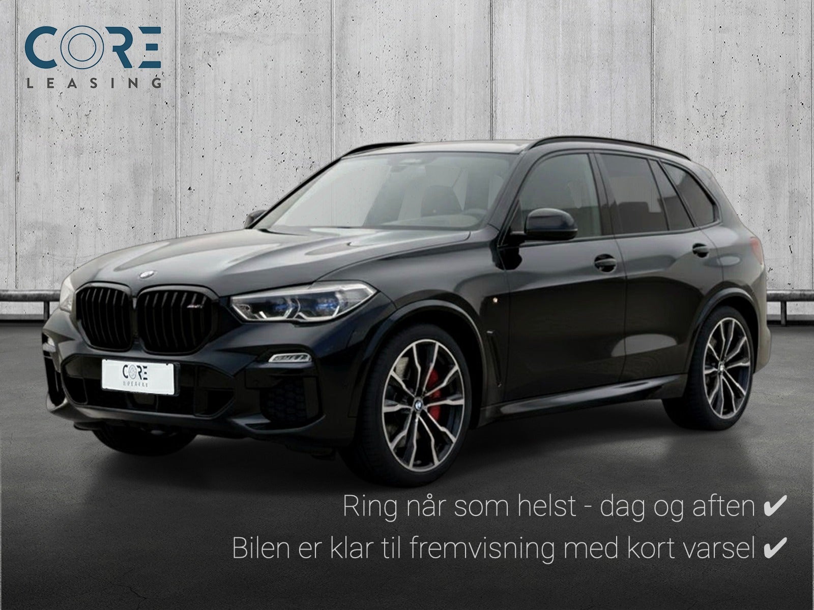 Sortmetal BMW X5 xDrive50e M-Sport+ aut. fra 2024 parkeret foran en betonmur. CORE Leasing A/S er eksperter i BMW leasing.