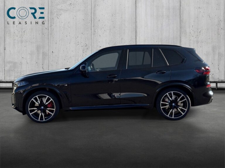 Sortmetal BMW X5 xDrive50e M-Sport+ aut. fra 2024 parkeret foran en betonmur. CORE Leasing A/S er eksperter i BMW leasing.