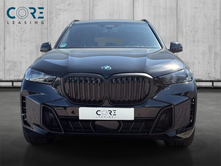 Sortmetal BMW X5 xDrive50e M-Sport+ aut. fra 2024 parkeret foran en betonmur. CORE Leasing A/S er eksperter i BMW leasing.