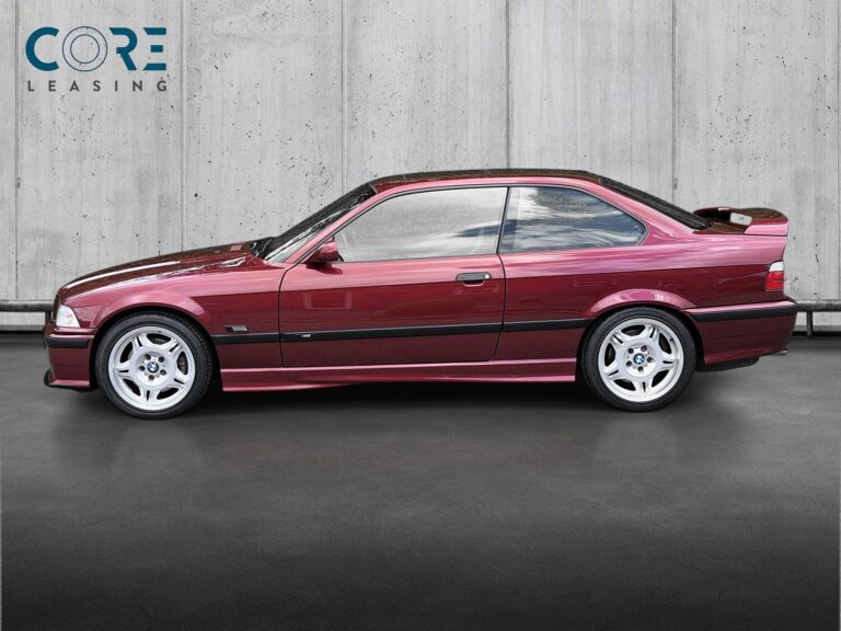 Rødmetal BMW M3 Coupé fra 1996 parkeret foran en betonmur. CORE Leasing A/S er eksperter i BMW leasing.