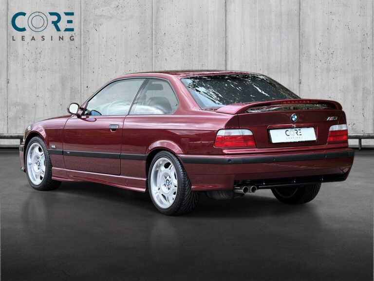 Rødmetal BMW M3 Coupé fra 1996 parkeret foran en betonmur. CORE Leasing A/S er eksperter i BMW leasing.