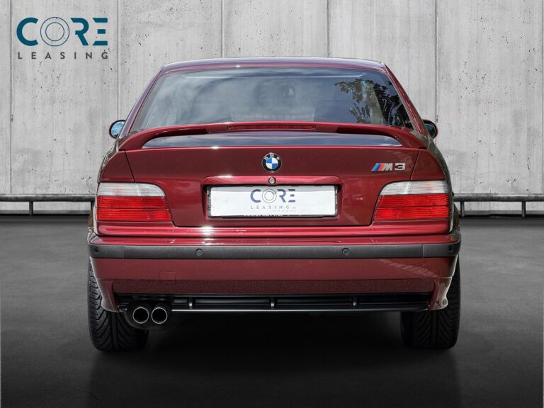 Rødmetal BMW M3 Coupé fra 1996 parkeret foran en betonmur. CORE Leasing A/S er eksperter i BMW leasing.
