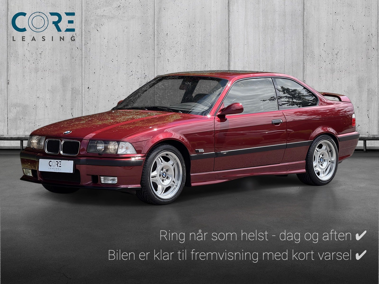 Rødmetal BMW M3 Coupé fra 1996 parkeret foran en betonmur. CORE Leasing A/S er eksperter i BMW leasing.