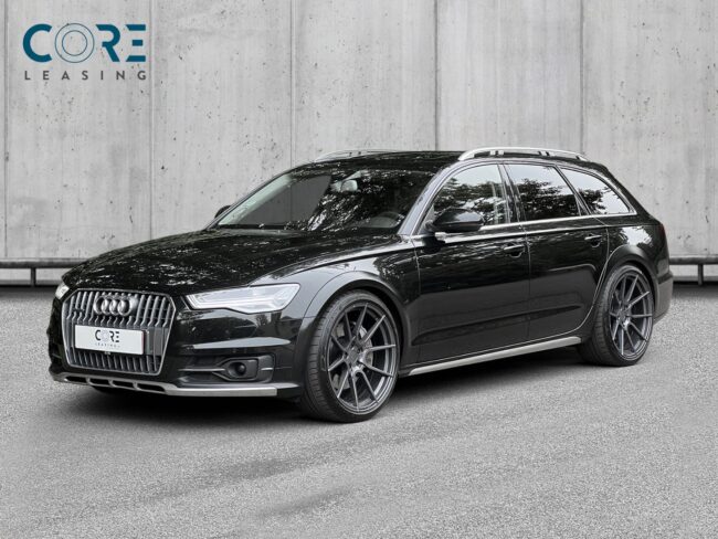 Sortmetal Audi A6 allroad TDi 320 quattro Tiptr. fra 2017 parkeret foran en betonmur. CORE Leasing A/S er eksperter i Audi leasing.