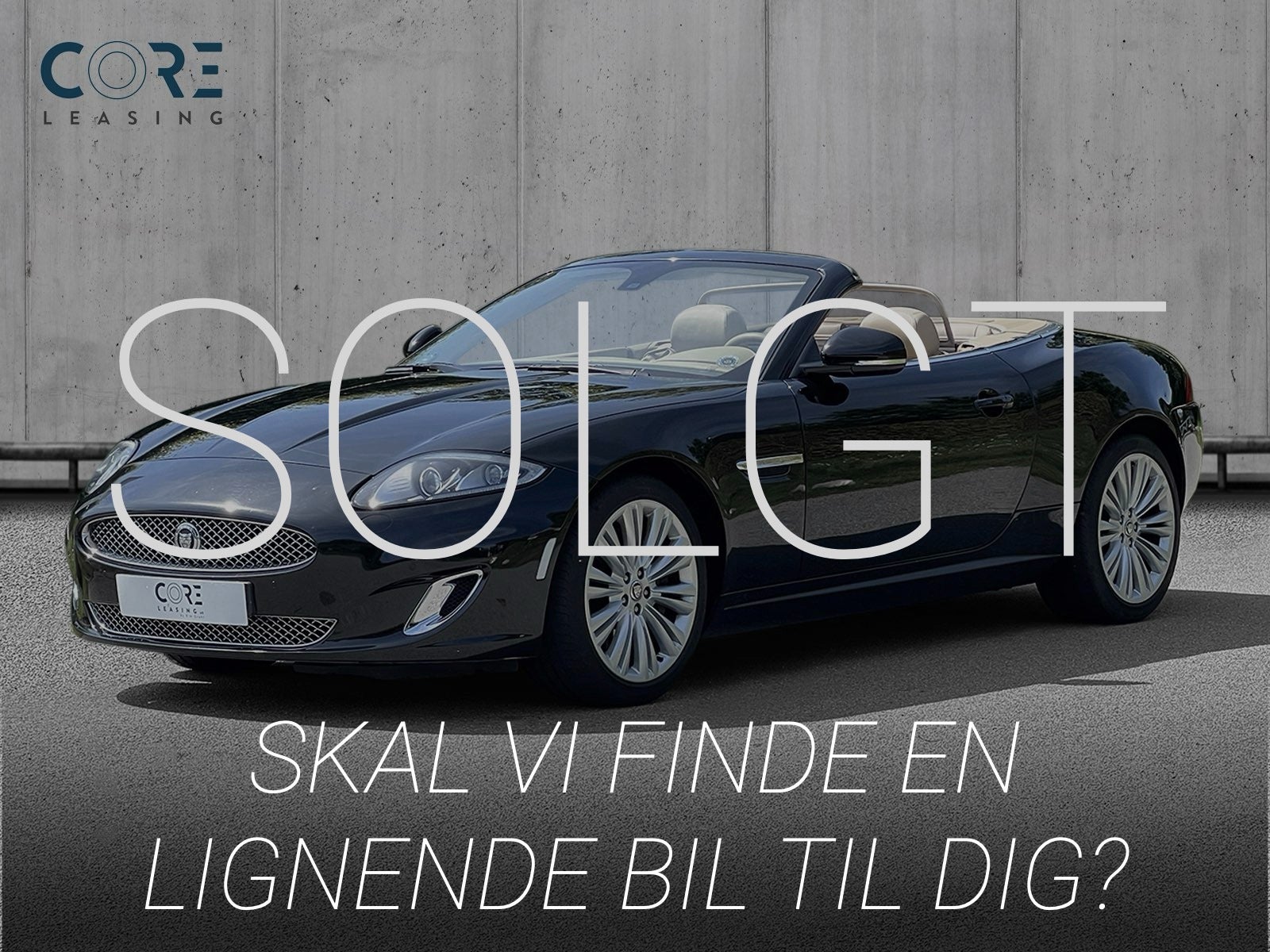 Sortmetal Jaguar XK V8 Convertible aut. fra 2012 parkeret foran en betonmur. CORE Leasing A/S er eksperter i Jaguar leasing.