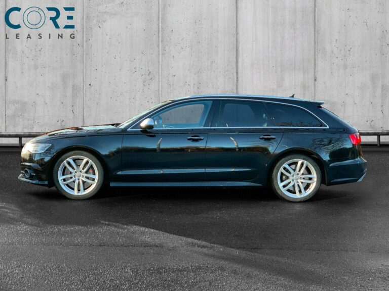 Sortmetal Audi S6 TFSi Avant quattro S-tr. fra 2015 parkeret foran en betonmur. CORE Leasing A/S er eksperter i Audi leasing.