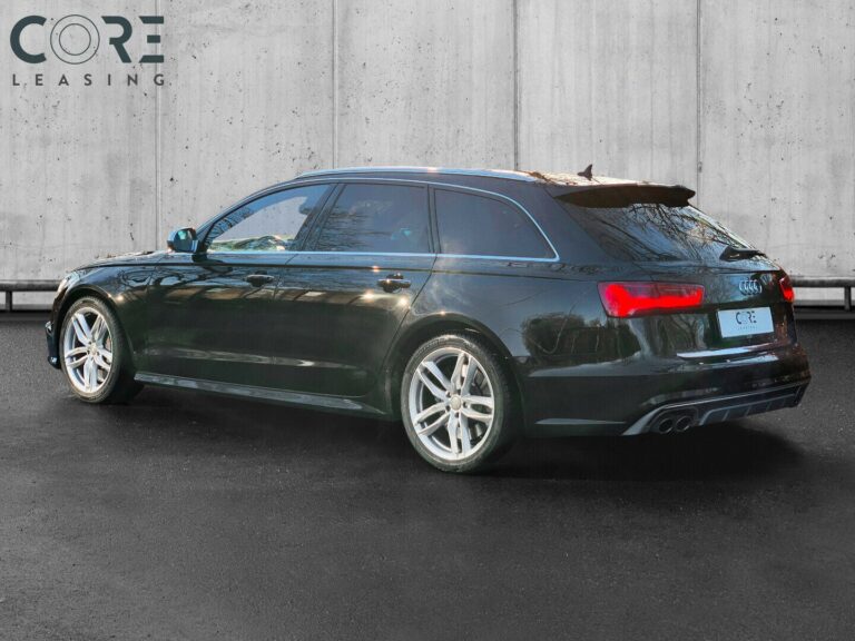 Sortmetal Audi S6 TFSi Avant quattro S-tr. fra 2015 parkeret foran en betonmur. CORE Leasing A/S er eksperter i Audi leasing.