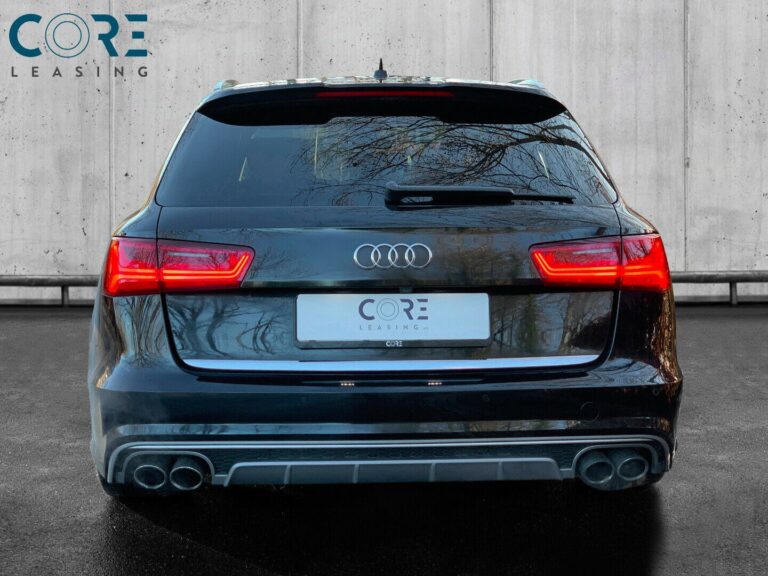 Sortmetal Audi S6 TFSi Avant quattro S-tr. fra 2015 parkeret foran en betonmur. CORE Leasing A/S er eksperter i Audi leasing.